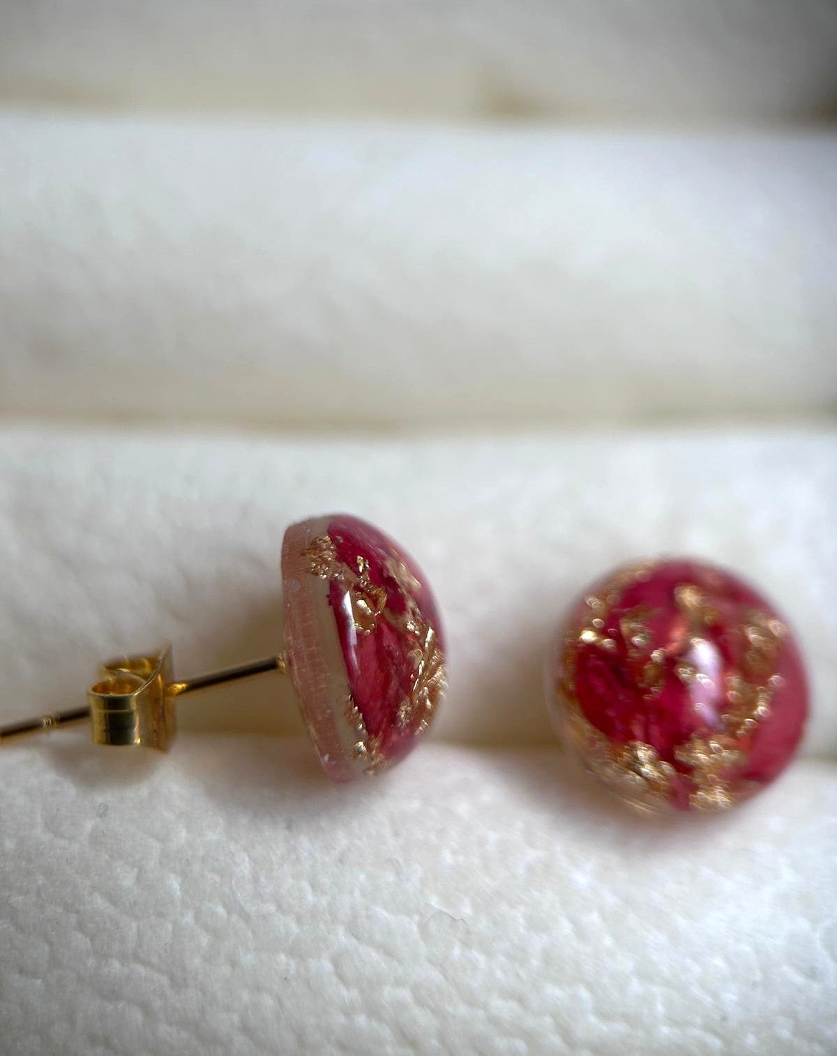 Clous d'oreilles avec petales de roses séchées - puces d'oreilles