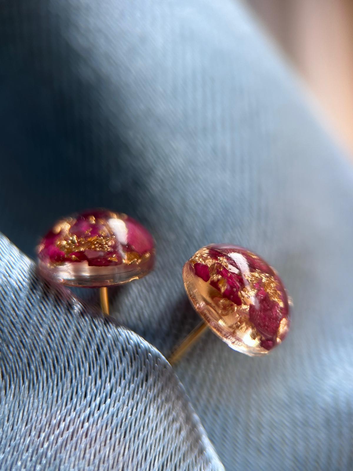 Clous d'oreilles avec petales de roses séchées - puces d'oreilles