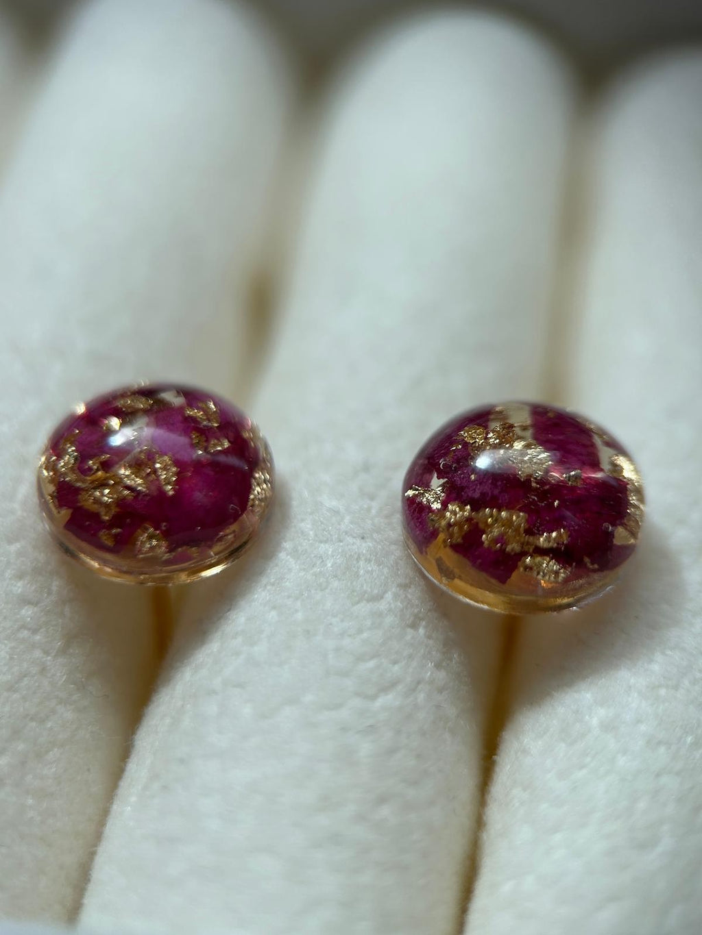 Clous d'oreilles avec petales de roses séchées - puces d'oreilles