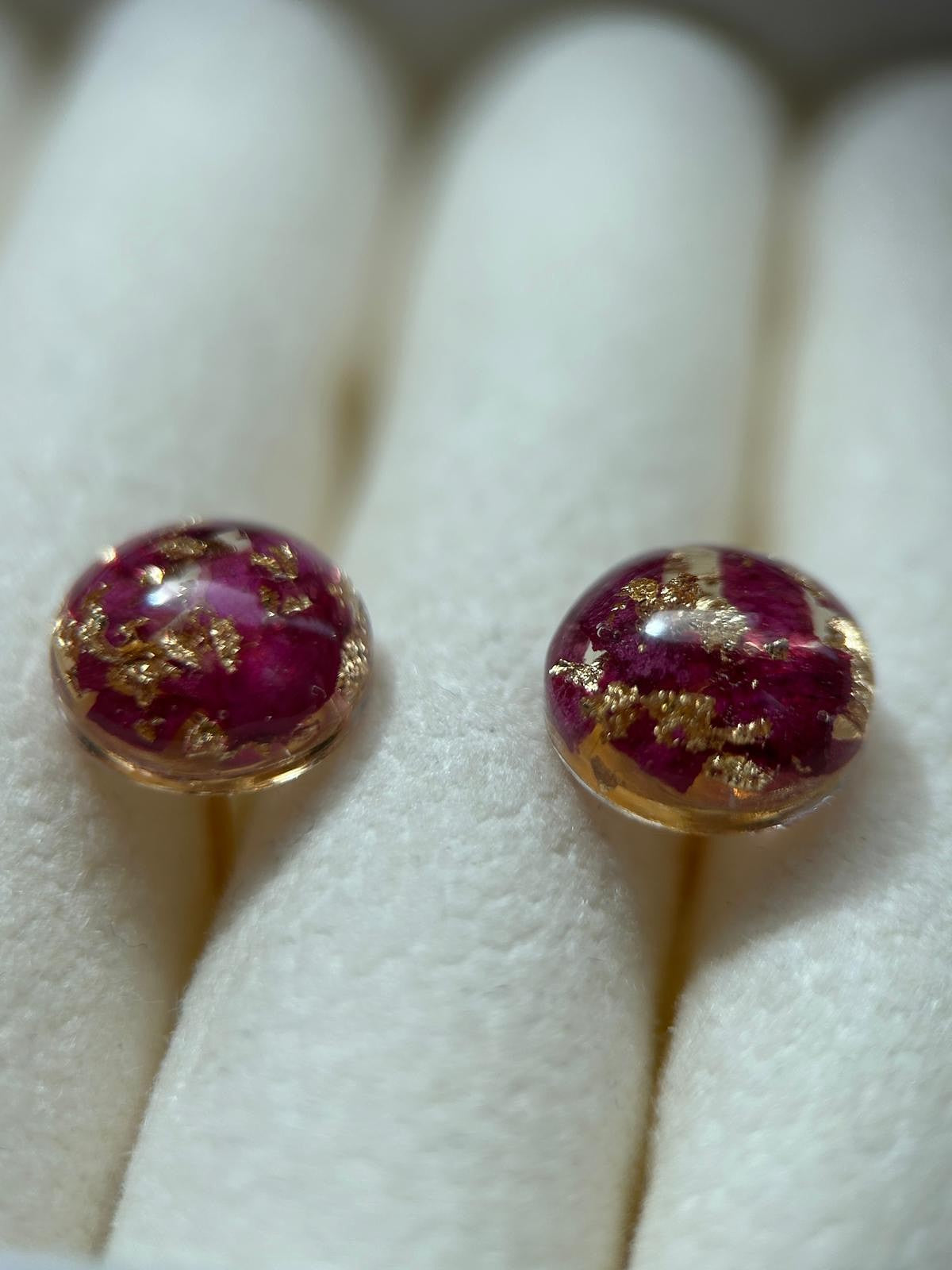 Clous d'oreilles avec petales de roses séchées - puces d'oreilles