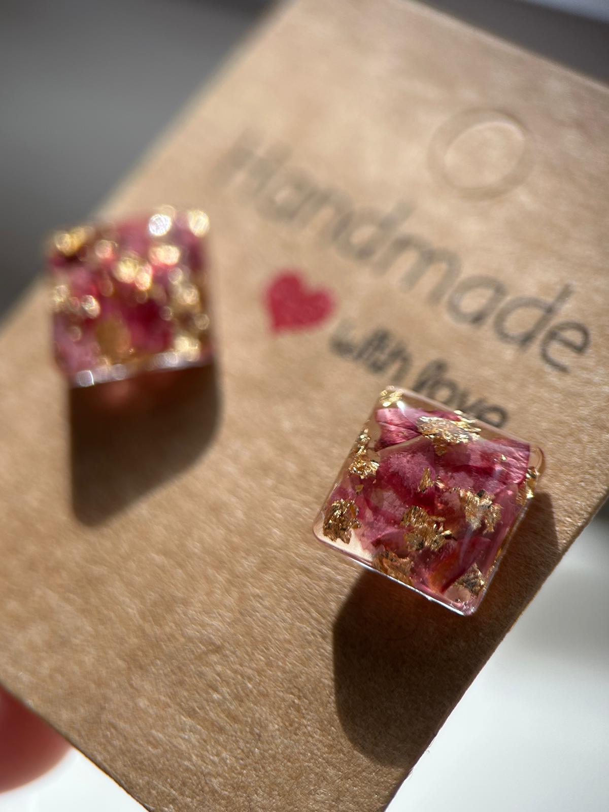Clous d'oreilles avec petales de roses séchées - puces d'oreilles