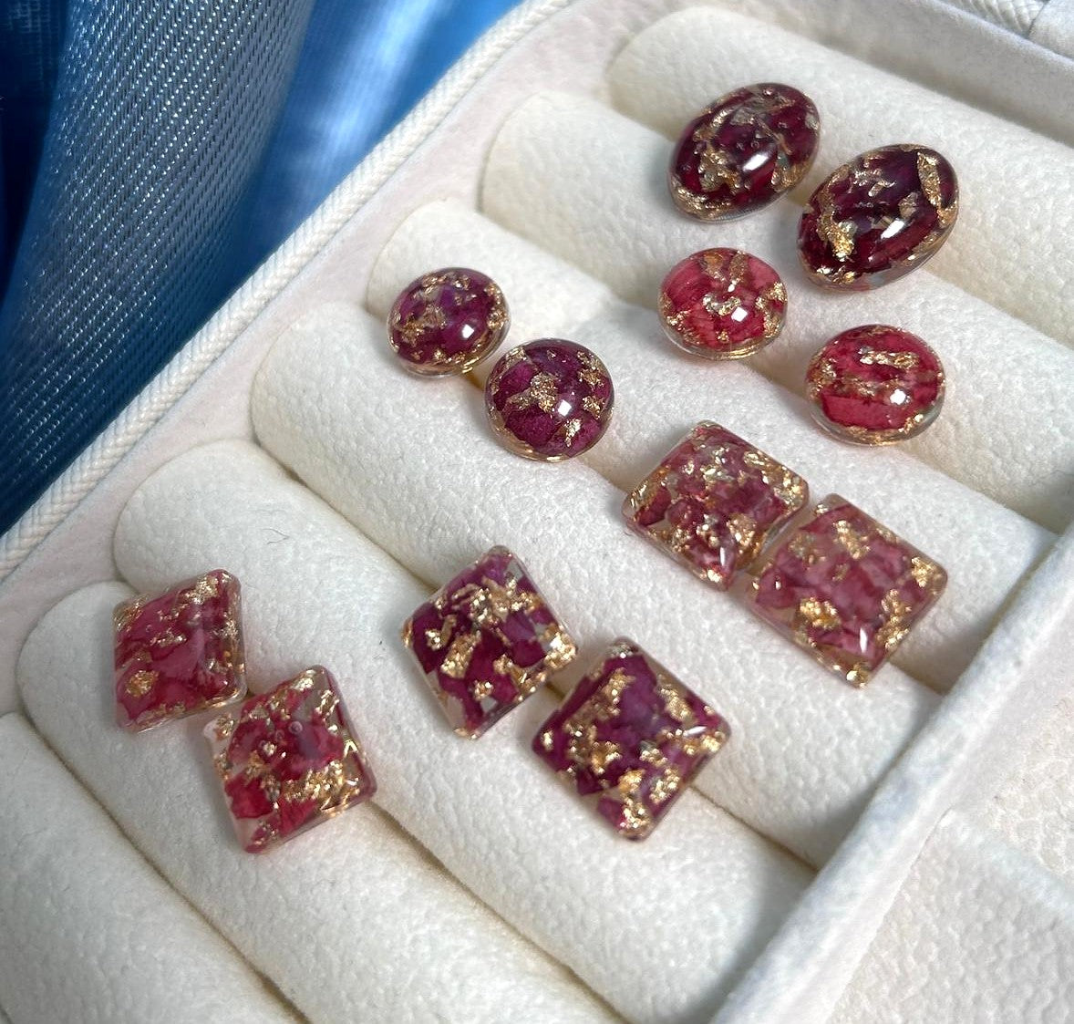 Clous d'oreilles avec petales de roses séchées - puces d'oreilles