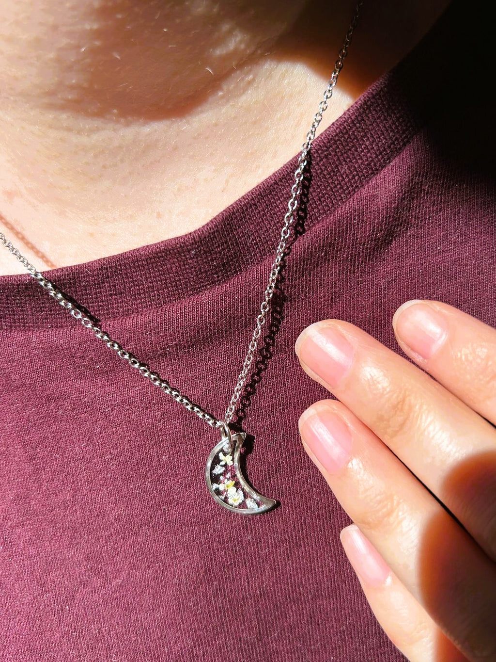 Collier argenté avec pendentif lune - fleurs séchées