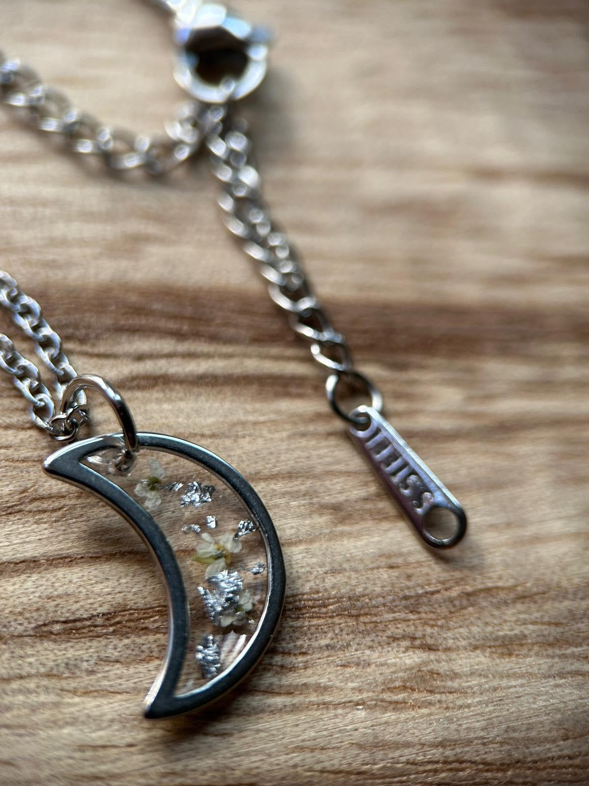 Collier argenté avec pendentif lune - fleurs séchées