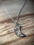 Collier argenté avec pendentif lune - fleurs séchées