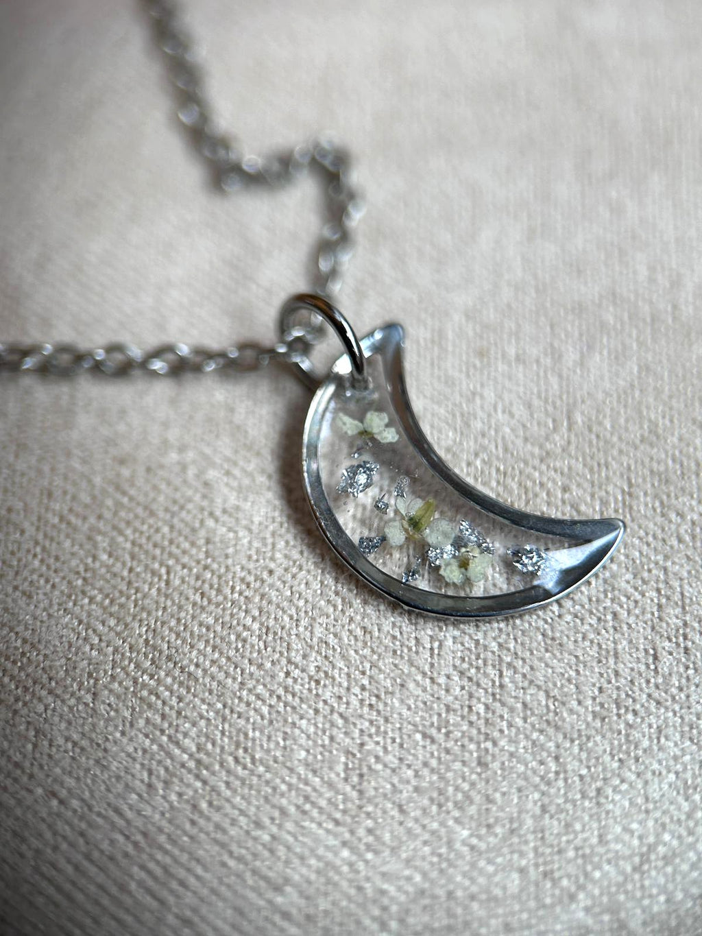 Collier argenté avec pendentif lune - fleurs séchées