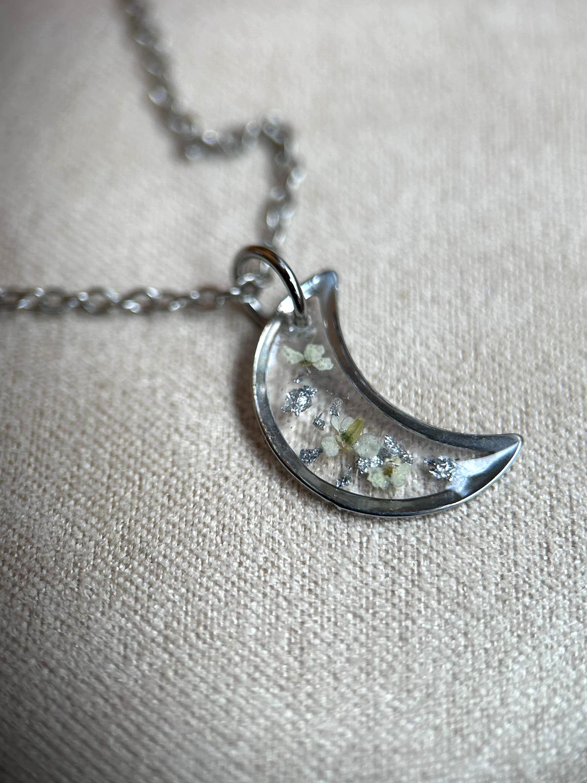 Collier argenté avec pendentif lune - fleurs séchées