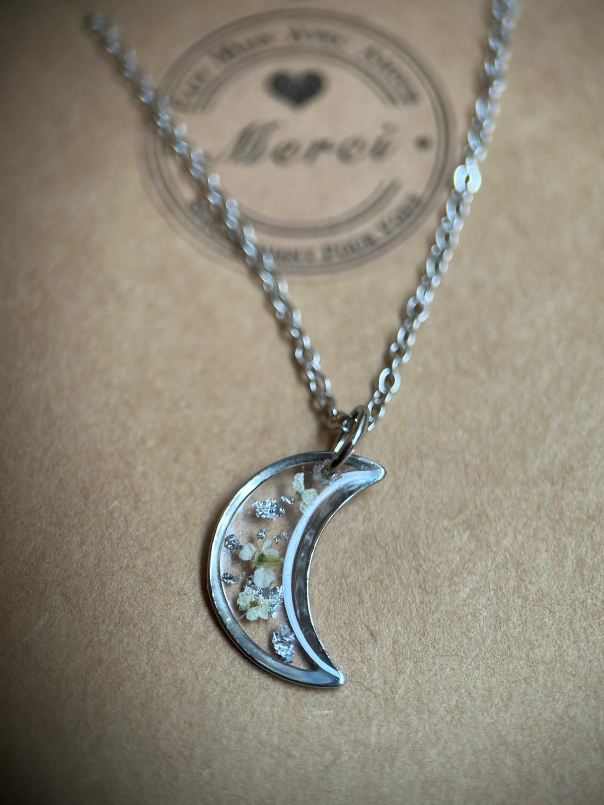 Collier argenté avec pendentif lune - fleurs séchées