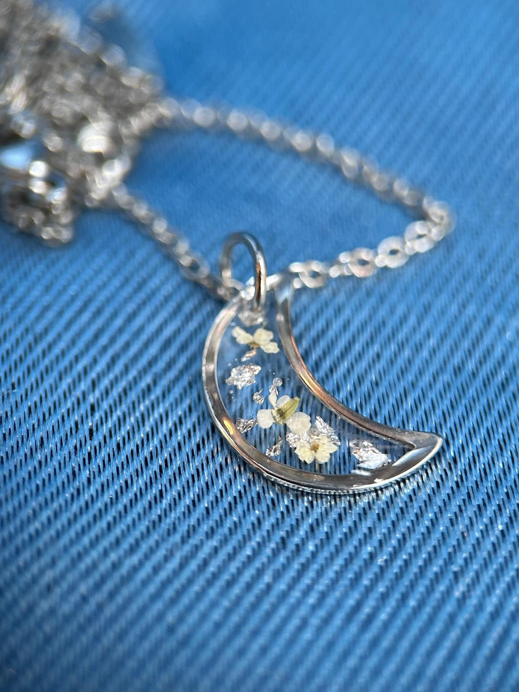 Collier argenté avec pendentif lune - fleurs séchées