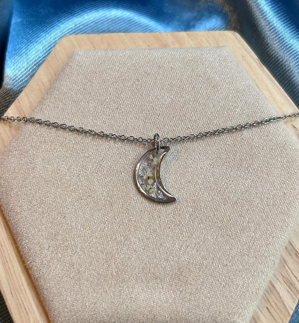 Collier argenté avec pendentif lune - fleurs séchées
