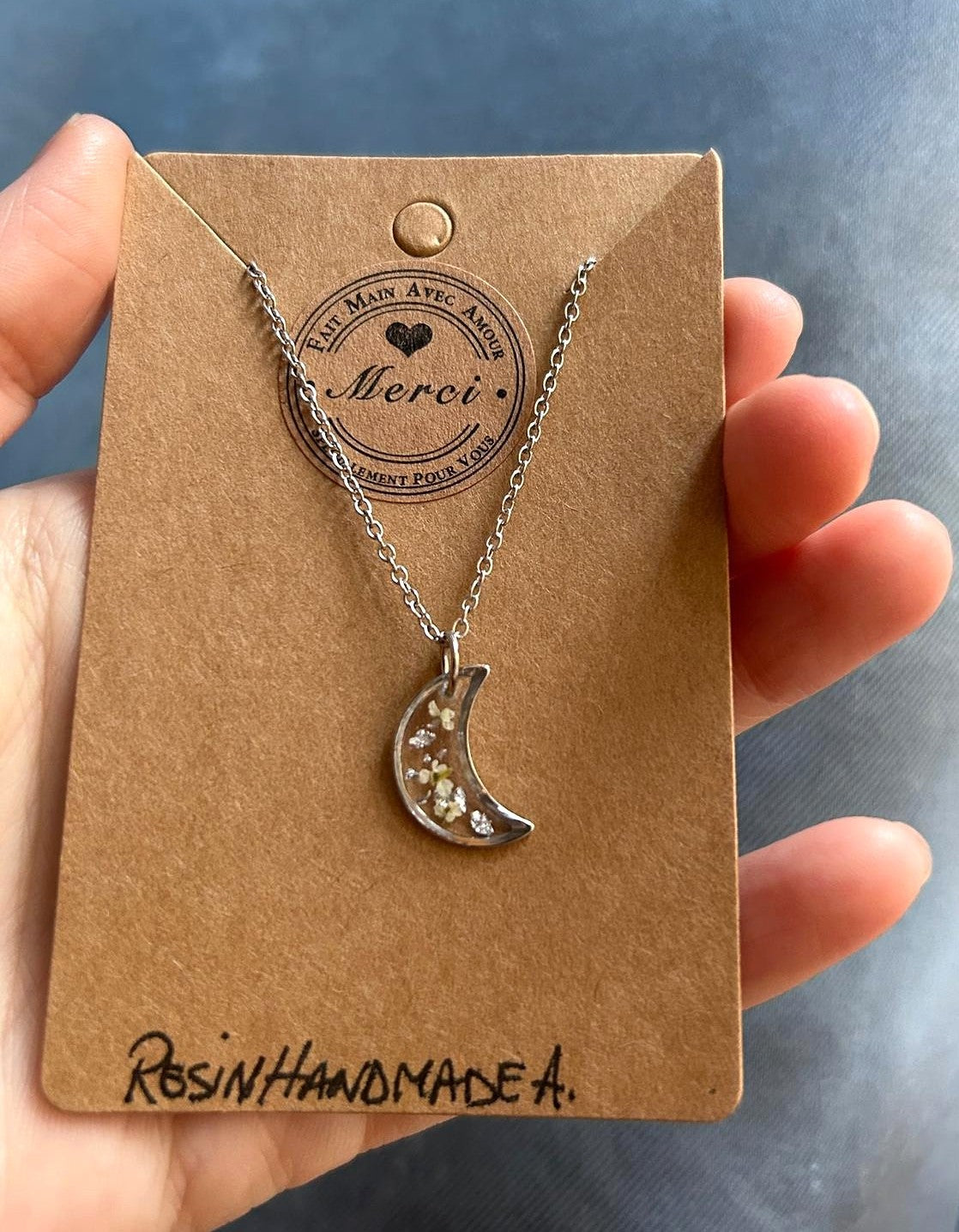Collier argenté avec pendentif lune - fleurs séchées