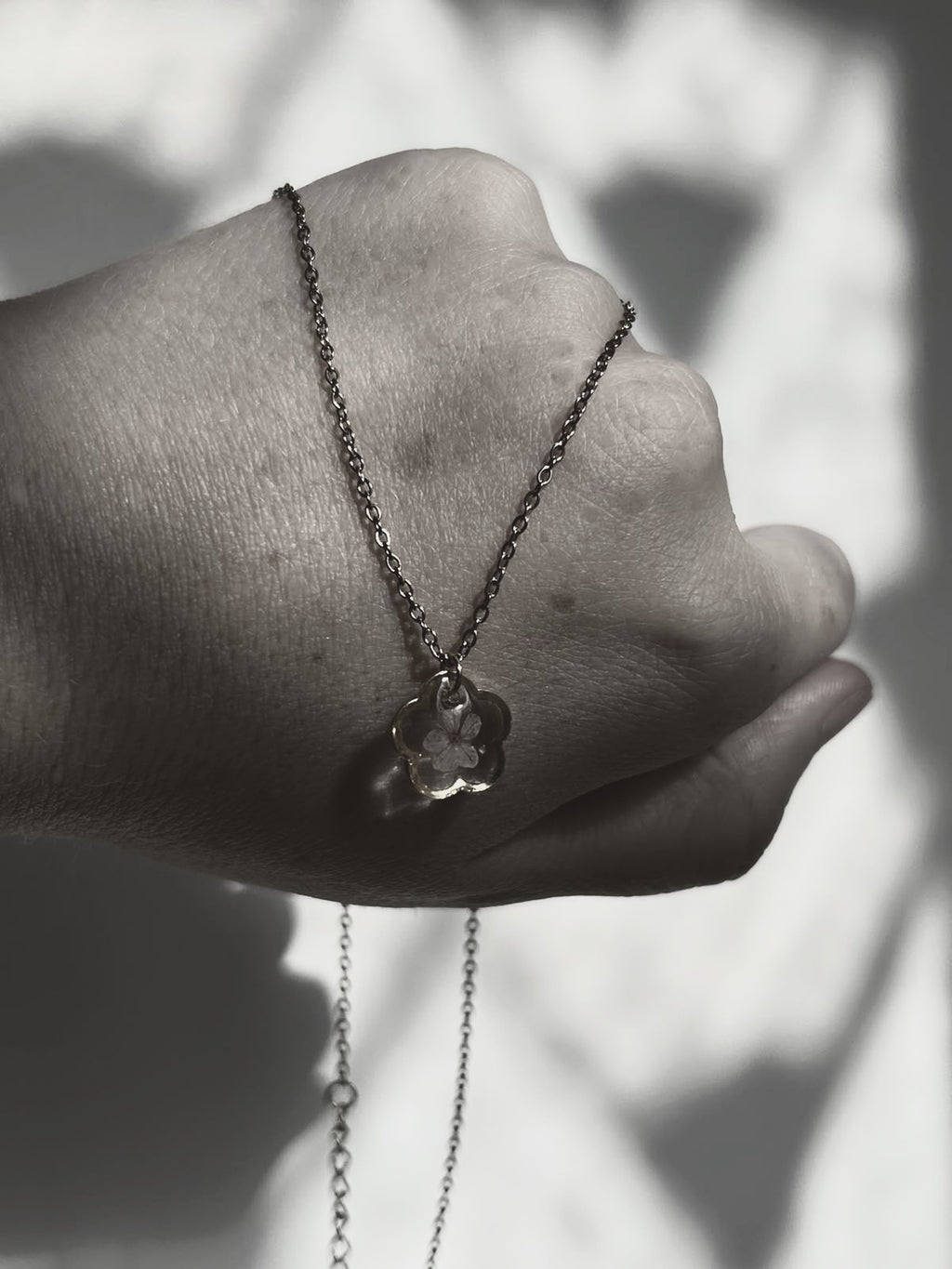 Collier doré avec fleur naturelle séchée