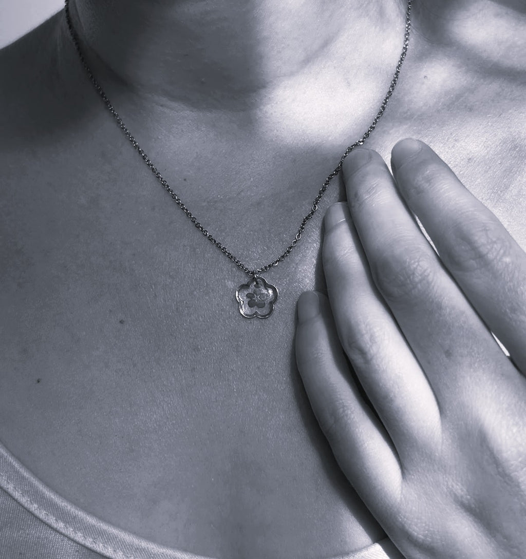 Collier doré avec fleur naturelle séchée