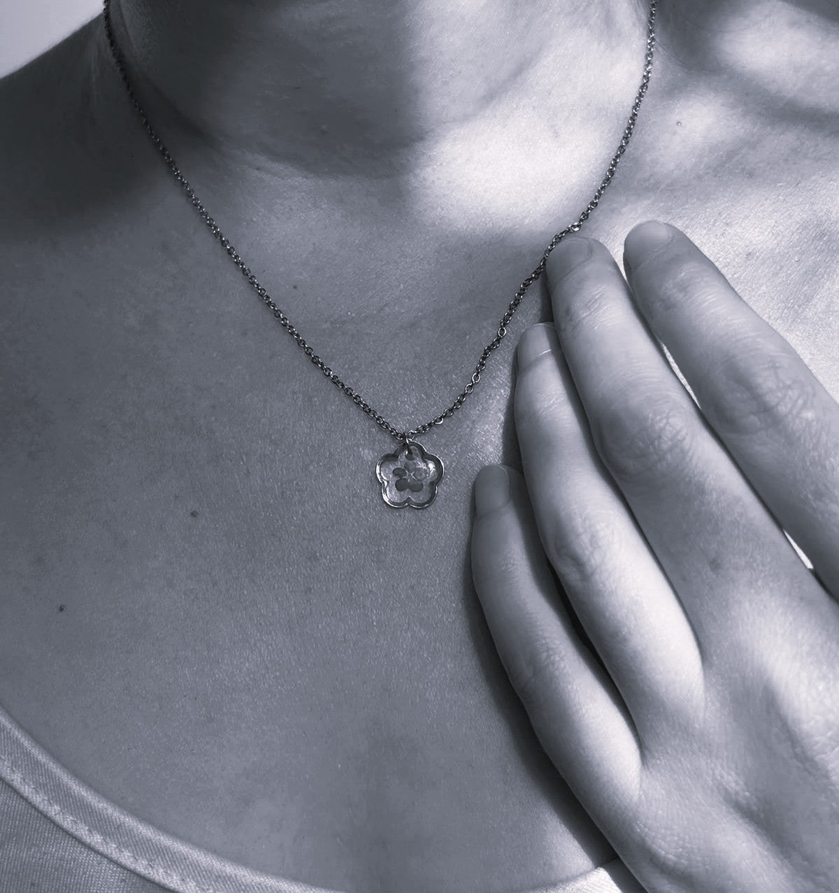 Collier doré avec fleur naturelle séchée
