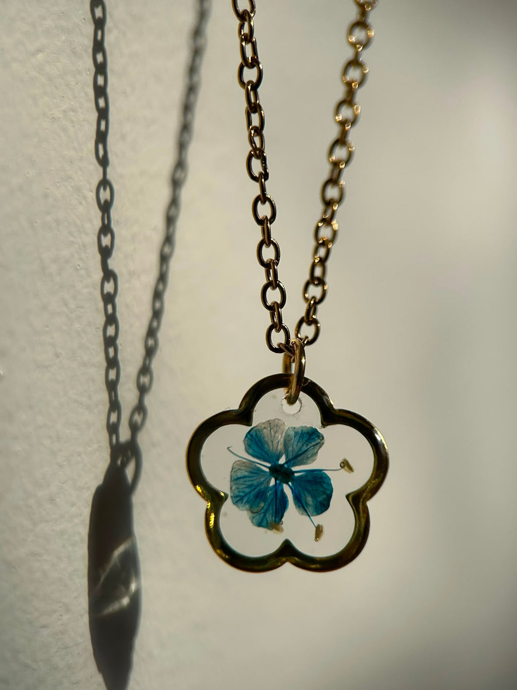 Collier doré avec fleur naturelle séchée