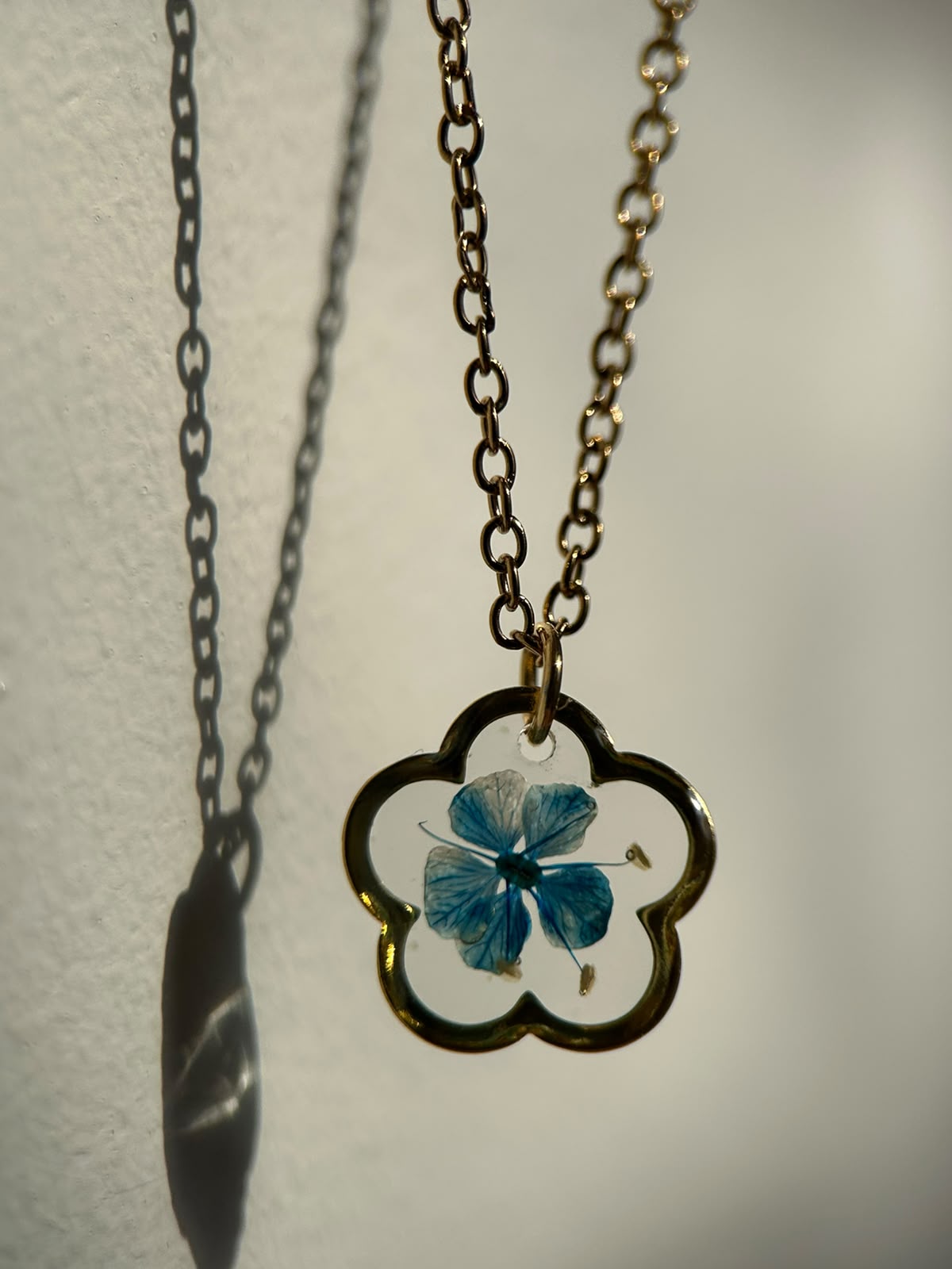 Collier doré avec fleur naturelle séchée