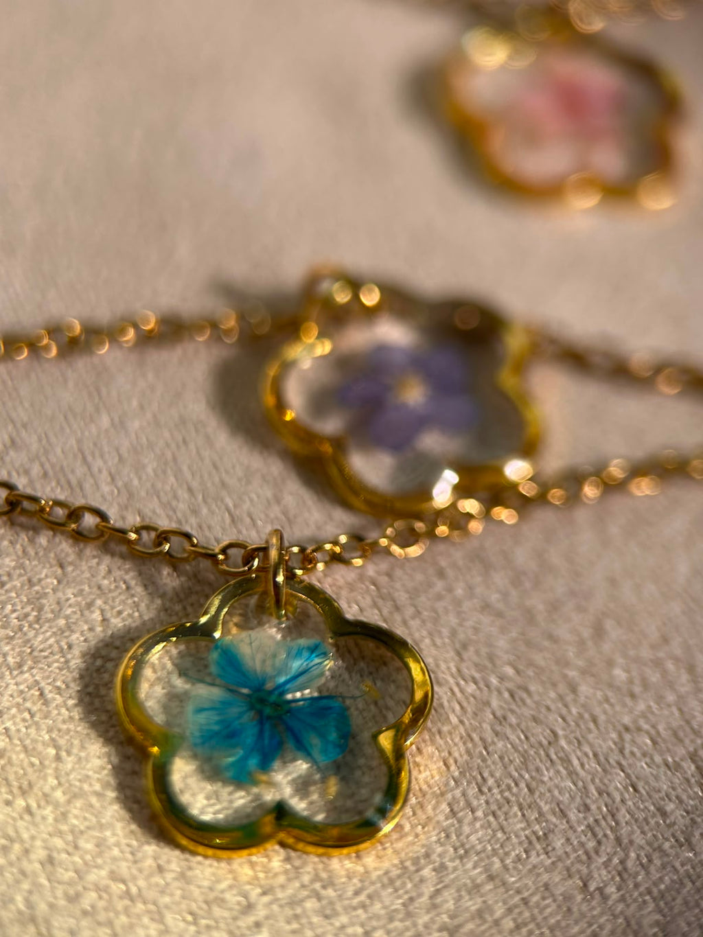 Collier doré avec fleur naturelle séchée