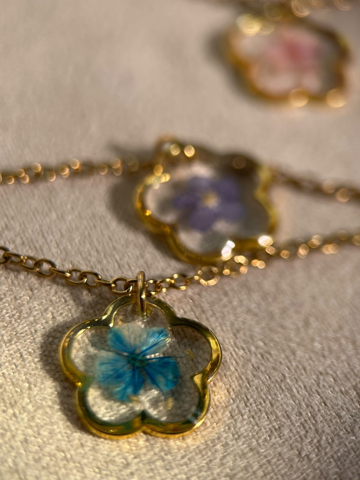 Collier doré avec fleur naturelle séchée