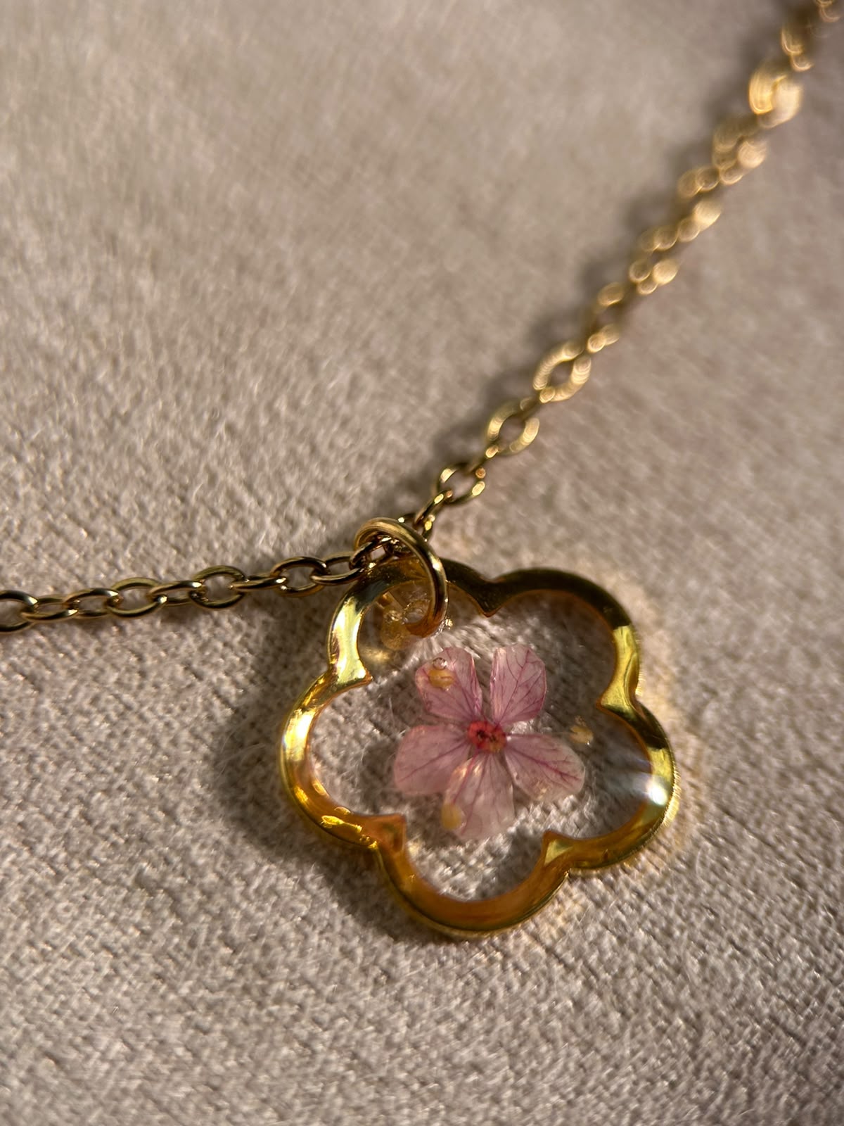 Collier doré avec fleur naturelle séchée