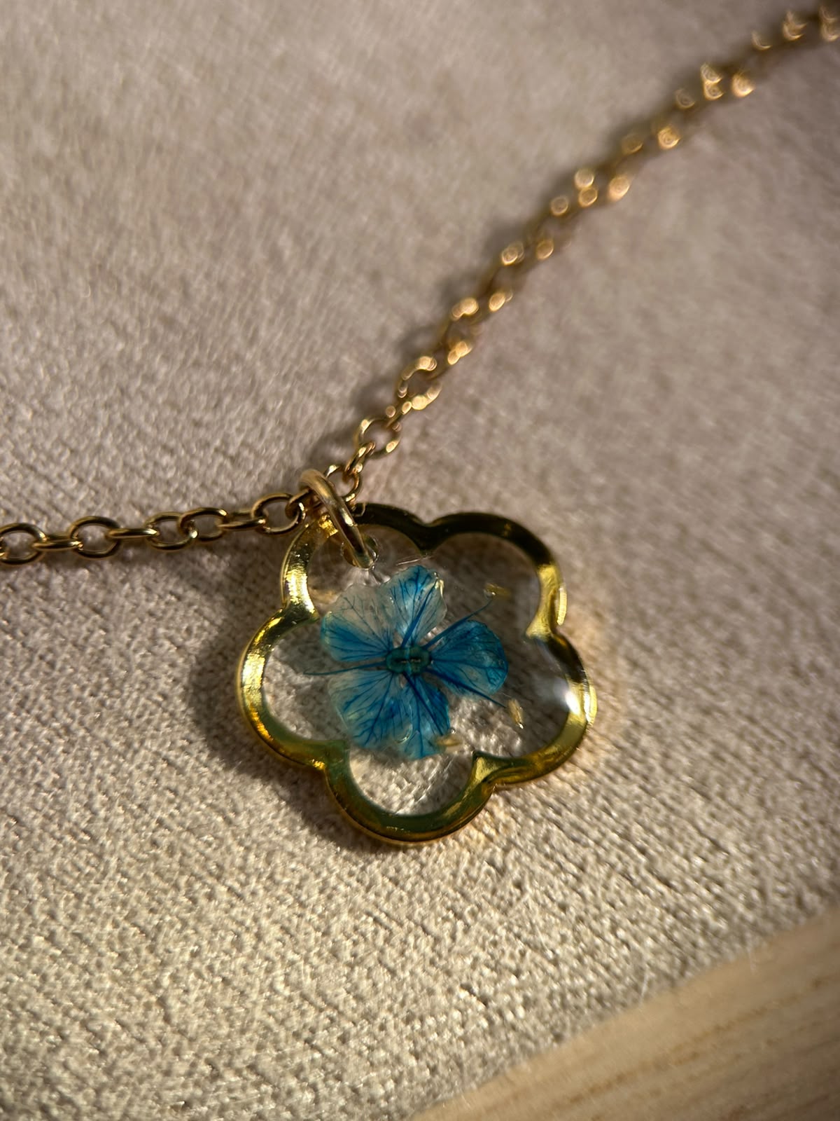 Collier doré avec fleur naturelle séchée