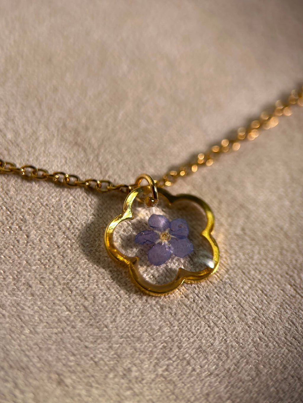 Collier doré avec fleur naturelle séchée