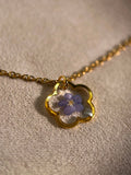 Collier doré avec fleur naturelle séchée