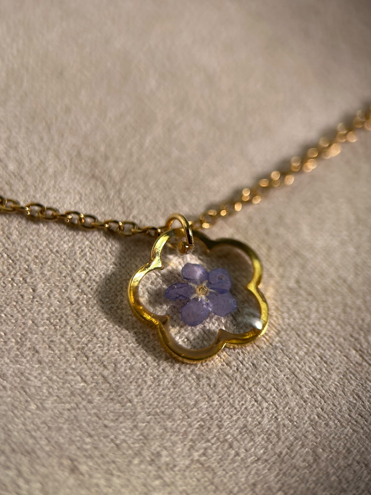 Collier doré avec fleur naturelle séchée