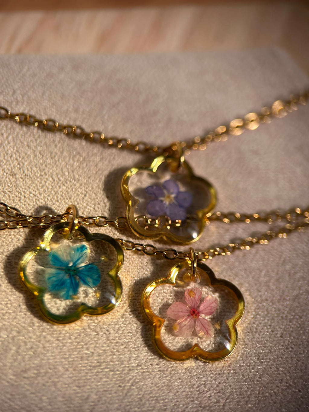 Collier doré avec fleur naturelle séchée