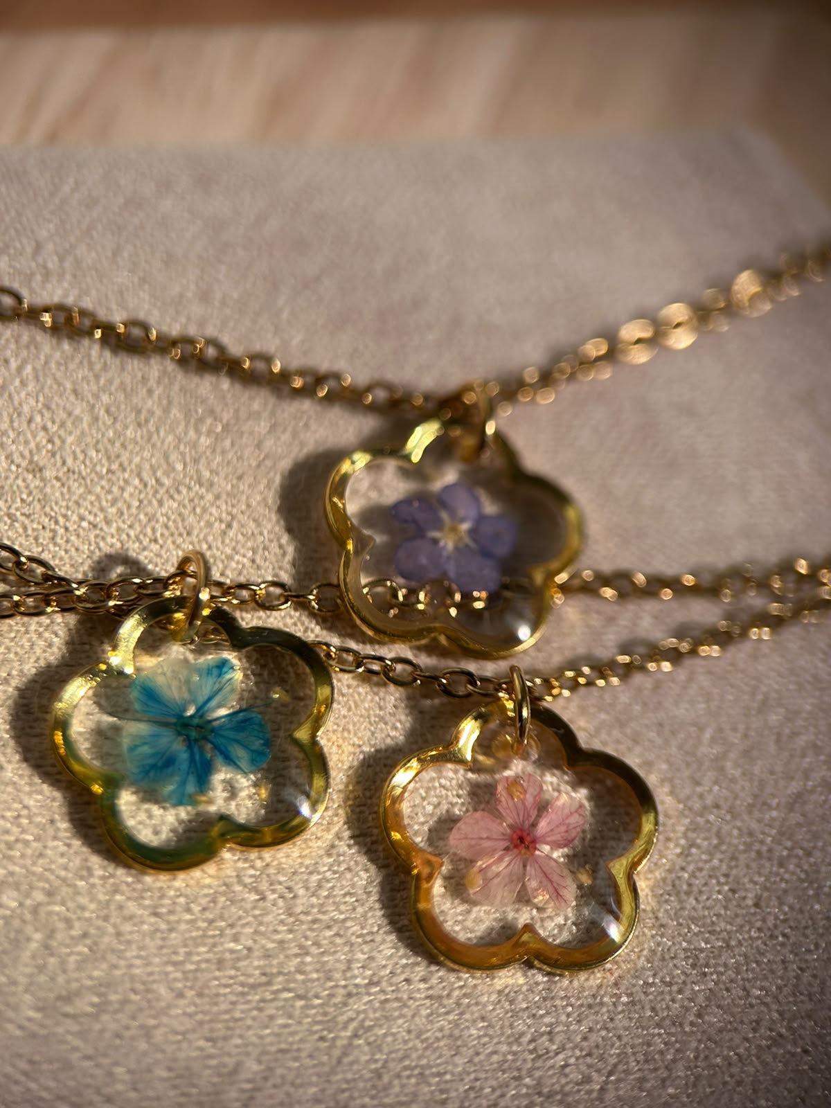 Collier doré avec fleur naturelle séchée