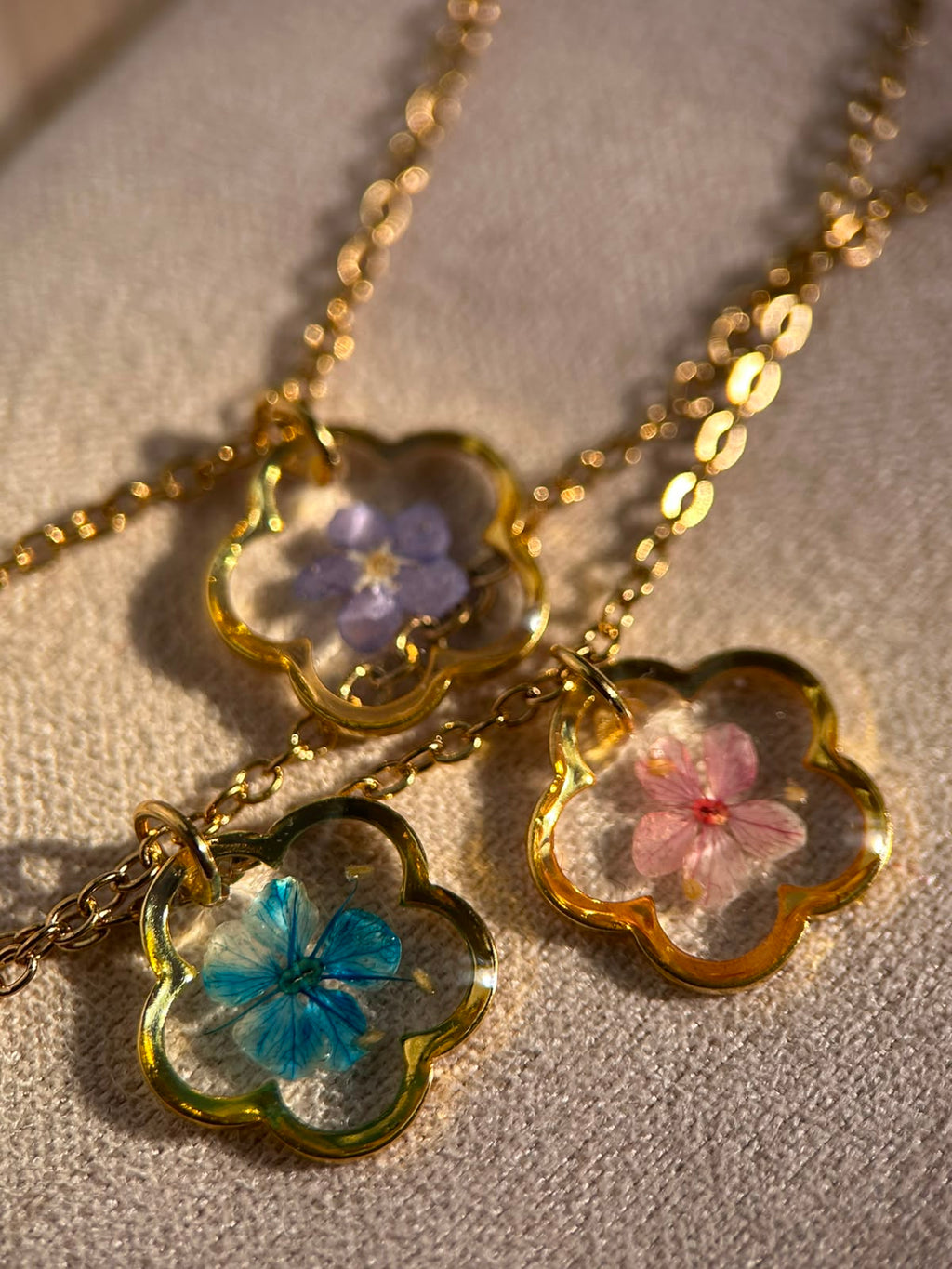 Collier doré avec fleur naturelle séchée