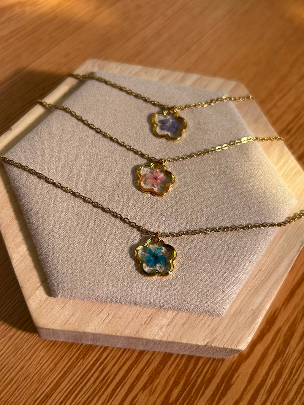 Collier doré avec fleur naturelle séchée