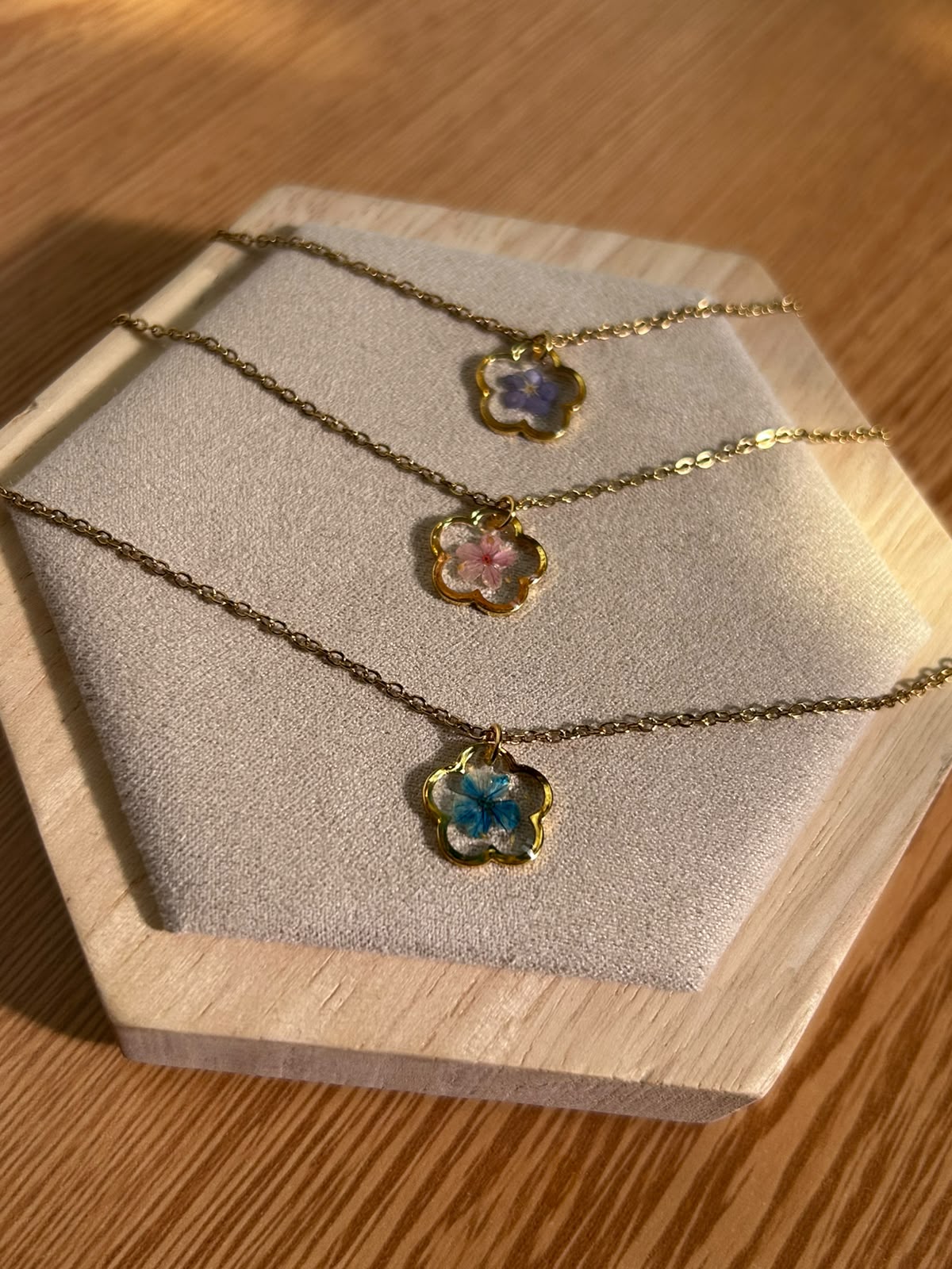 Collier doré avec fleur naturelle séchée