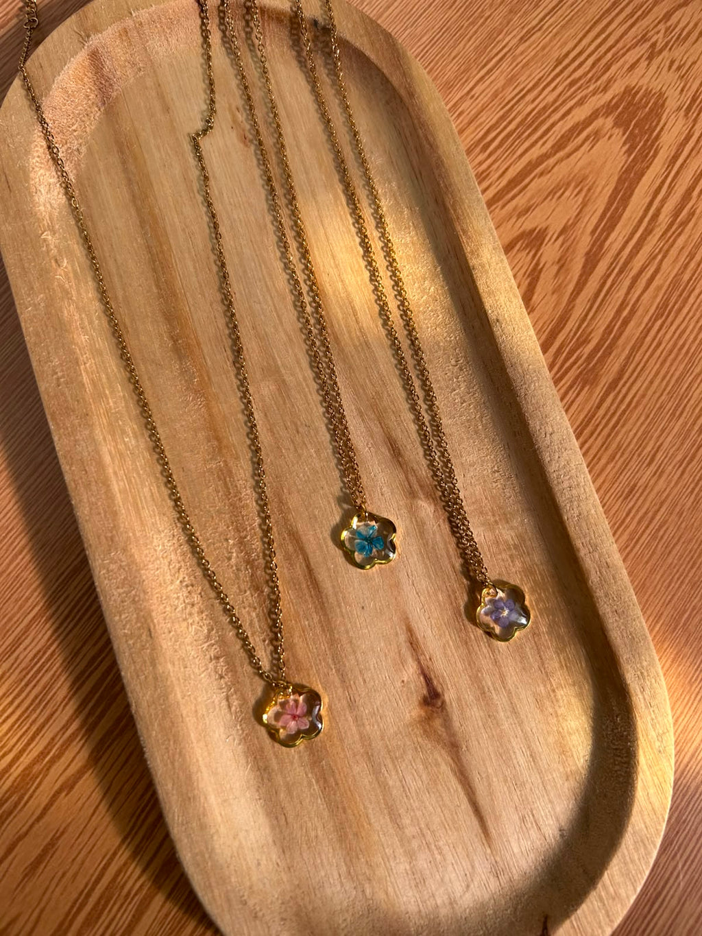 Collier doré avec fleur naturelle séchée