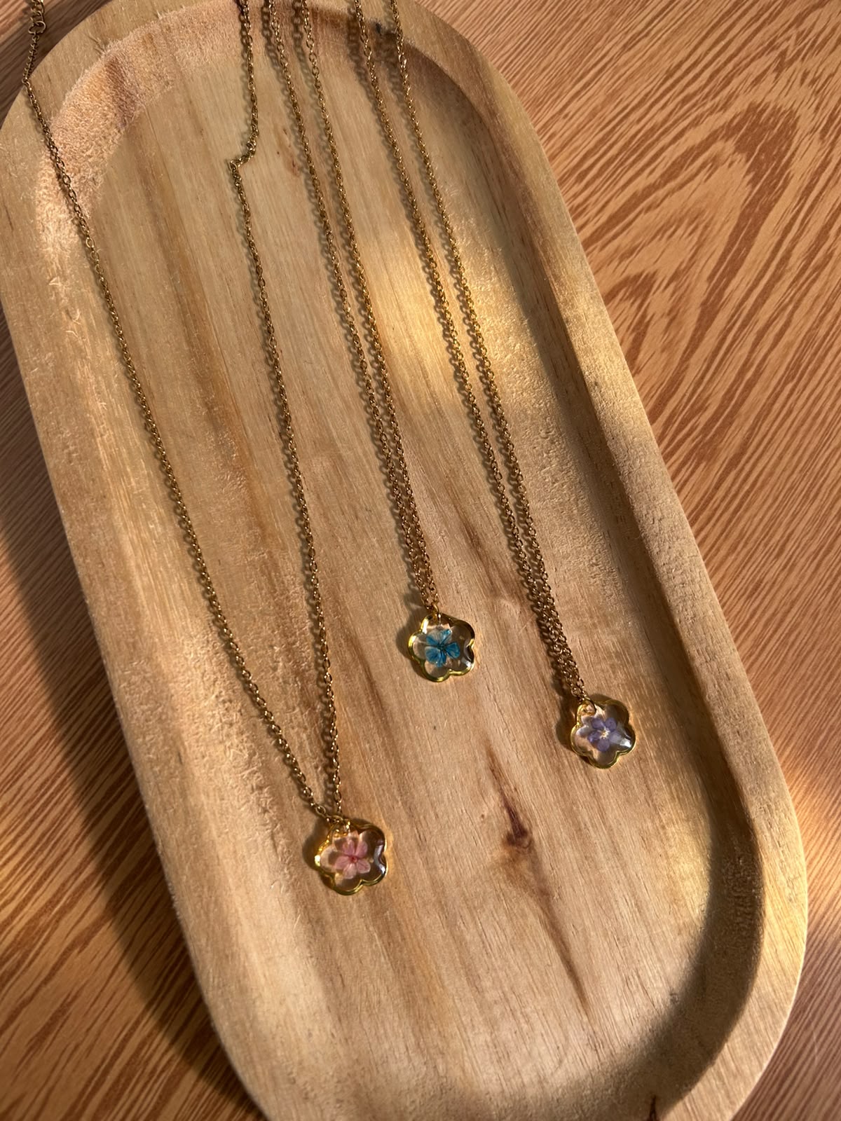 Collier doré avec fleur naturelle séchée