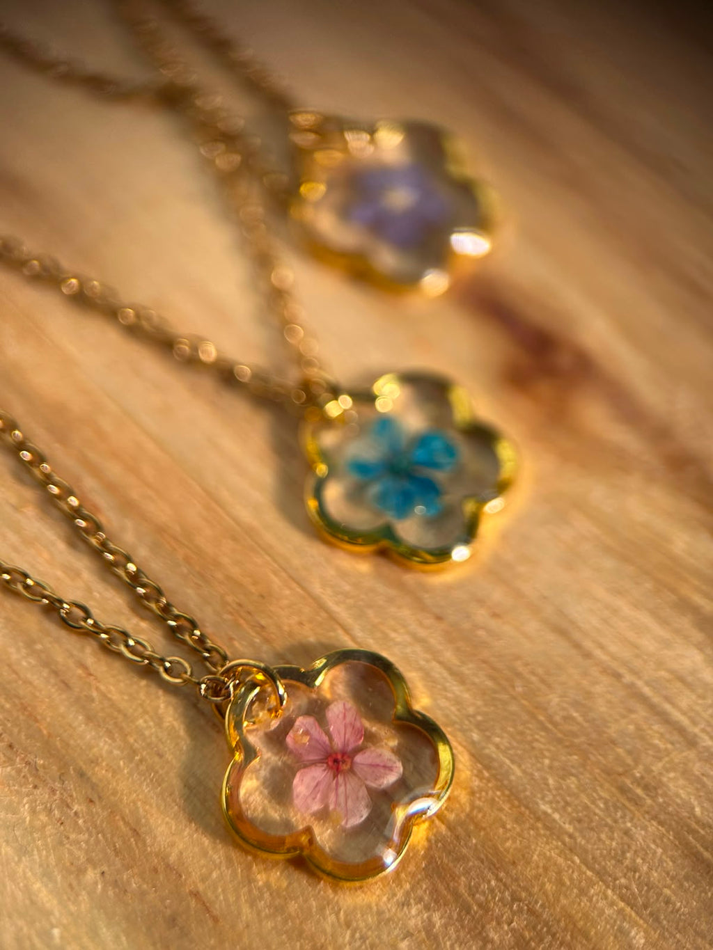 Collier doré avec fleur naturelle séchée