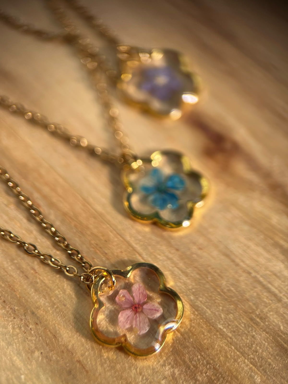 Collier doré avec fleur naturelle séchée