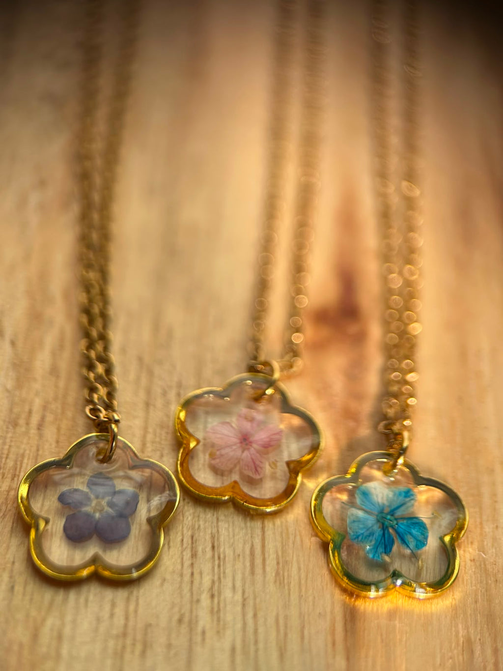 Collier doré avec fleur naturelle séchée