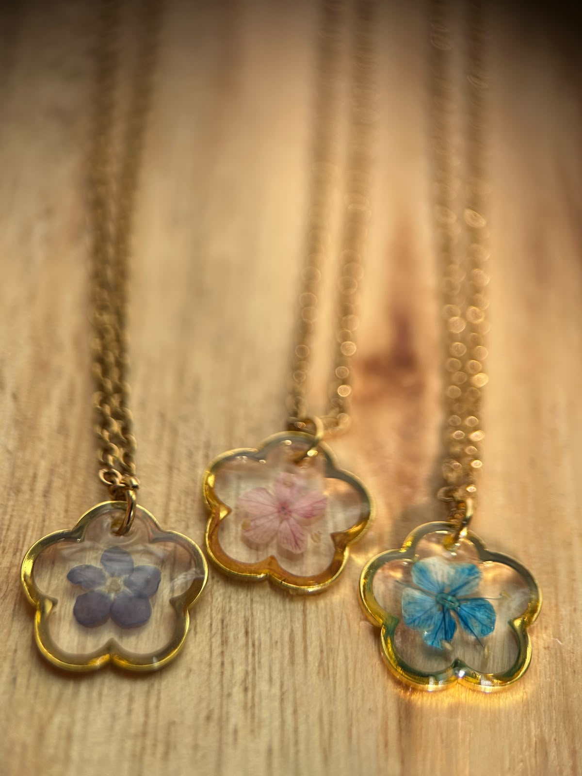 Collier doré avec fleur naturelle séchée