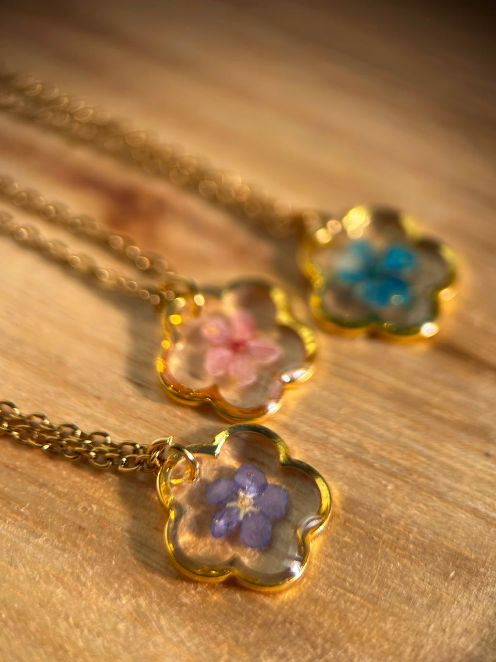 Collier doré avec fleur naturelle séchée