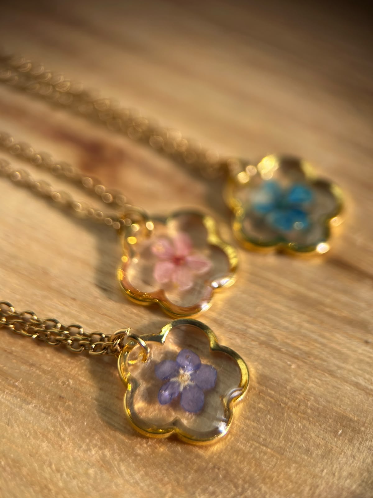 Collier doré avec fleur naturelle séchée