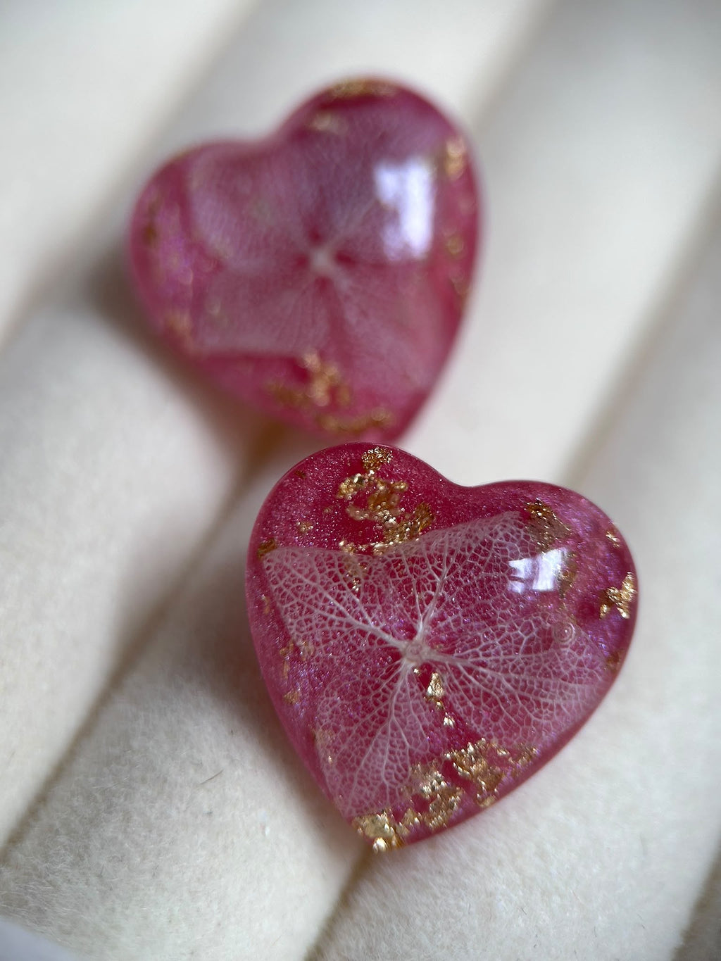 Clous d'oreilles en résine avec fleurs séchées