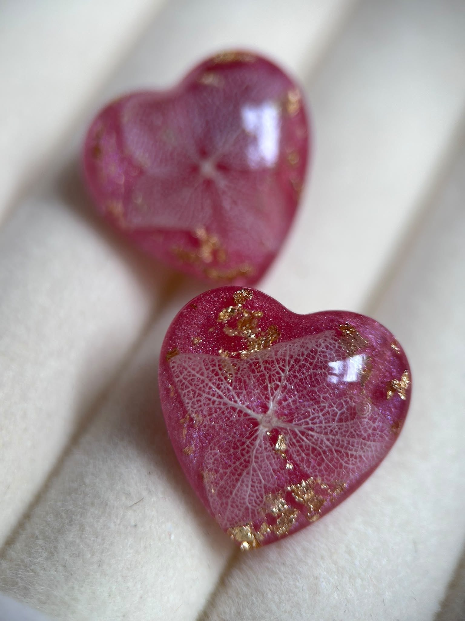 Clous d'oreilles en résine avec fleurs séchées