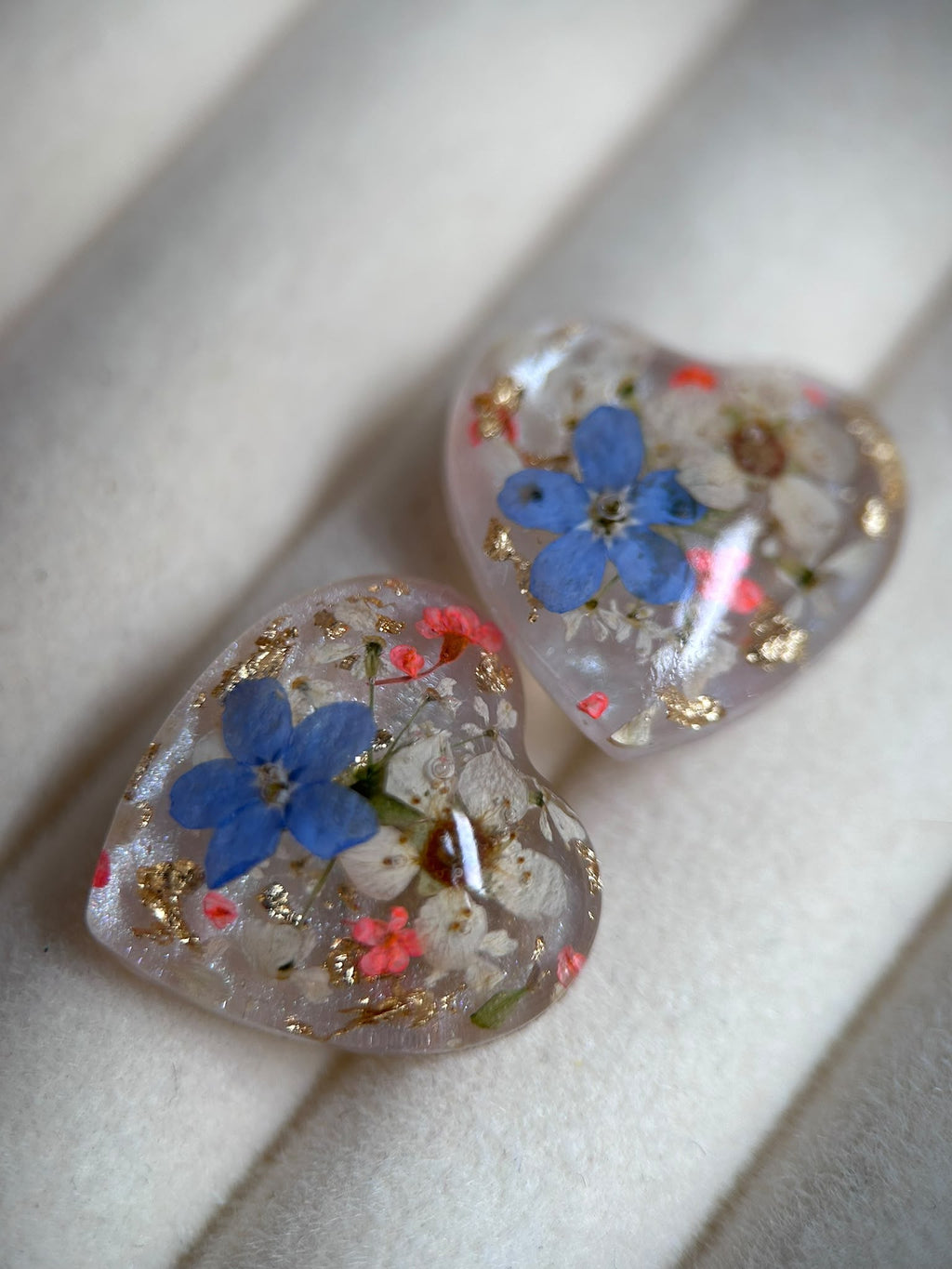 Clous d'oreilles en résine avec fleurs séchées