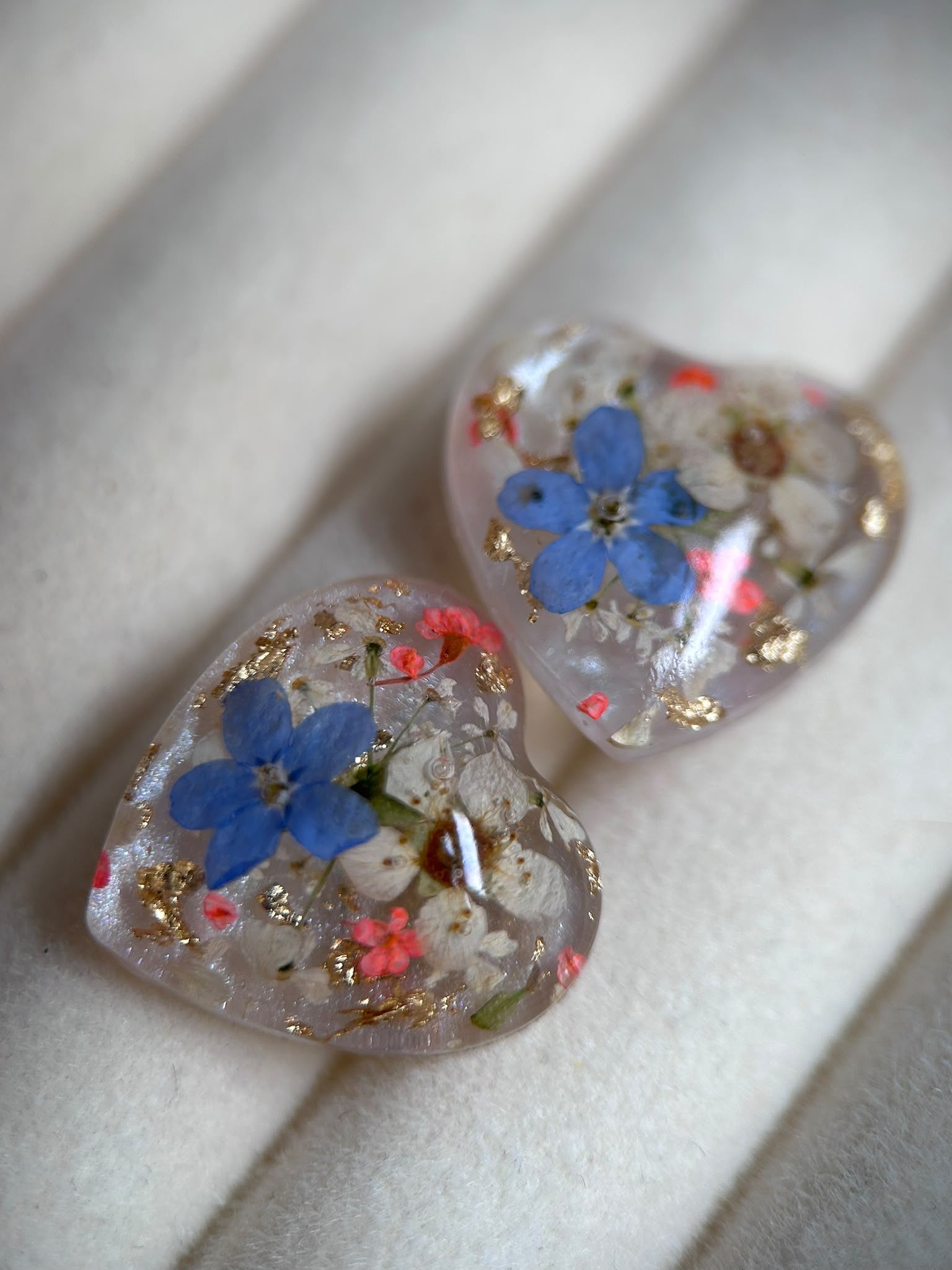 Clous d'oreilles en résine avec fleurs séchées