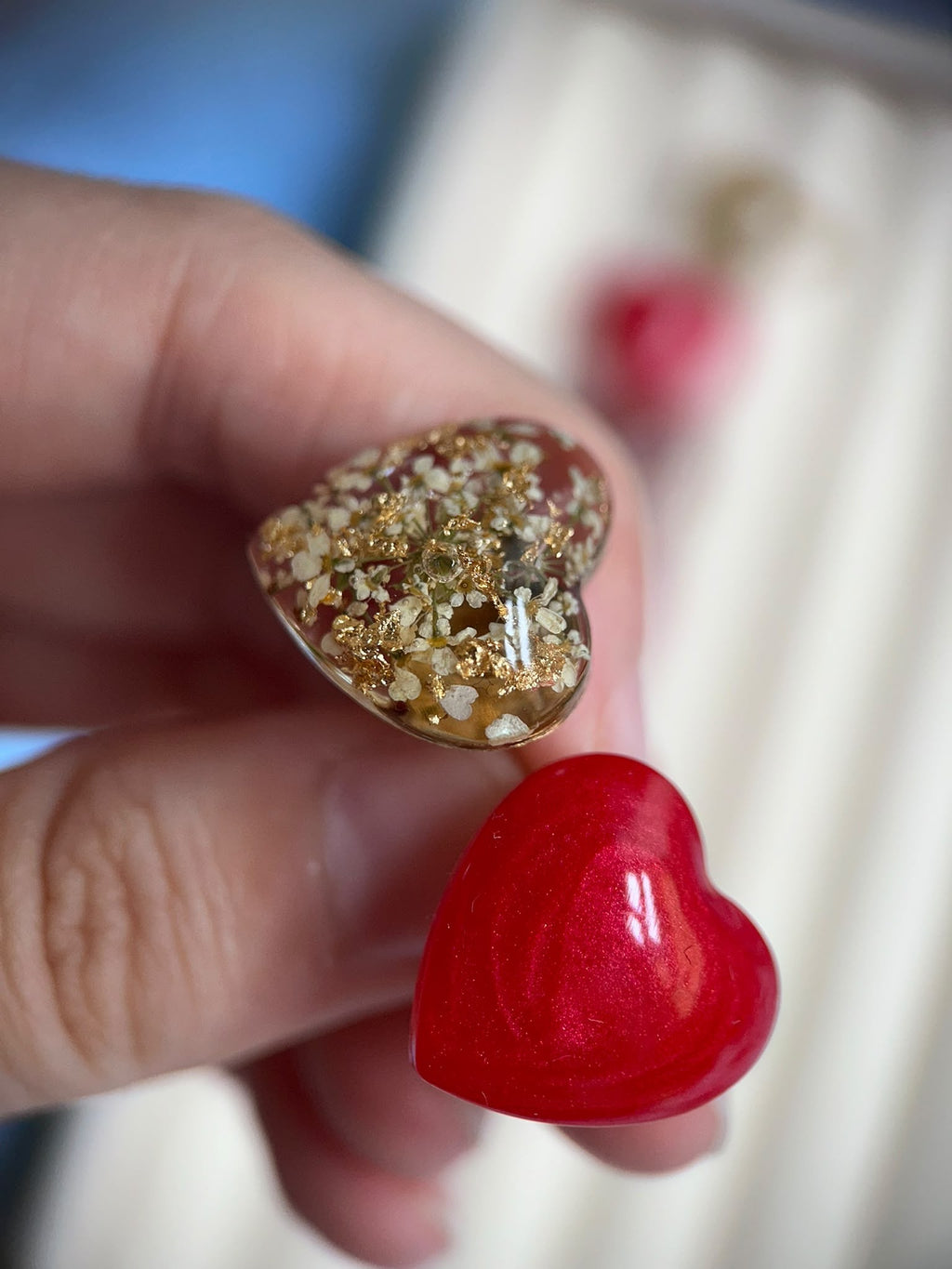 Clous d'oreilles en résine avec fleurs séchées