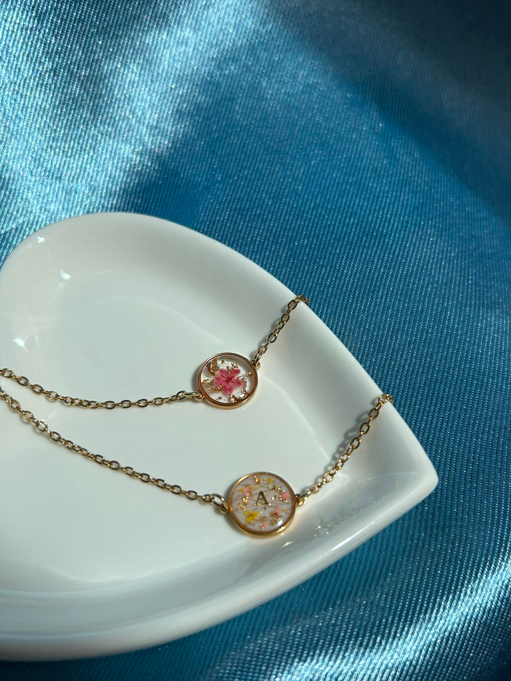 Bracelet doré personalisé - résine, fleurs schées - bracelet souvenir