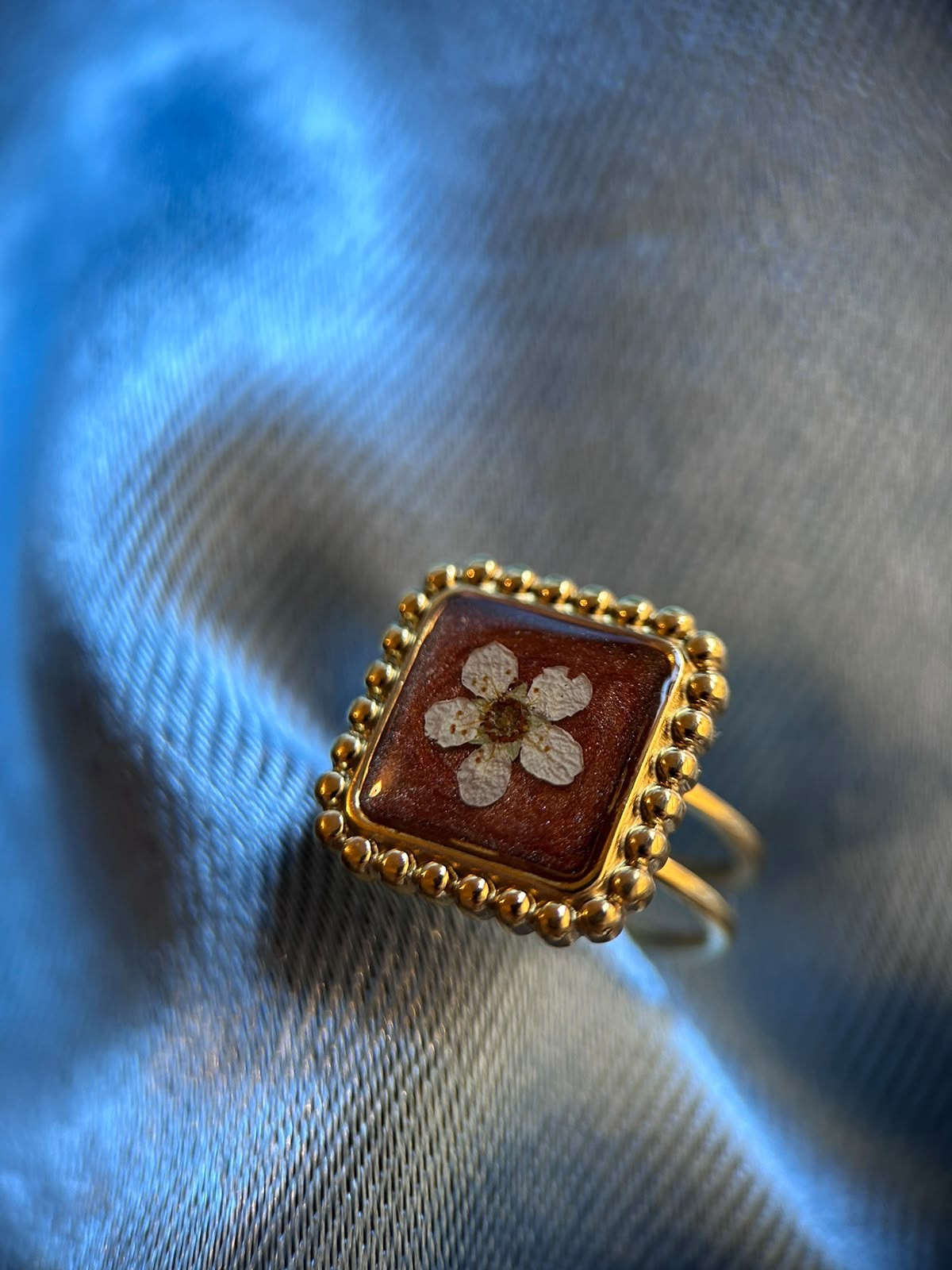 Bague doré ajustable avec fleurs naturelles séchées - bague carré