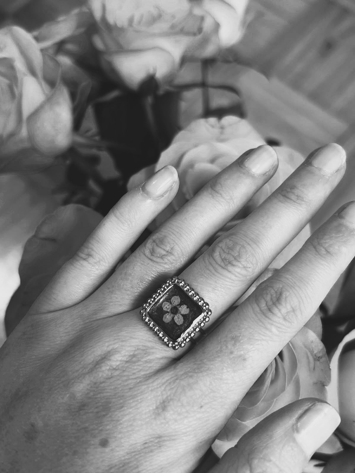Bague doré ajustable avec fleurs naturelles séchées - bague carré