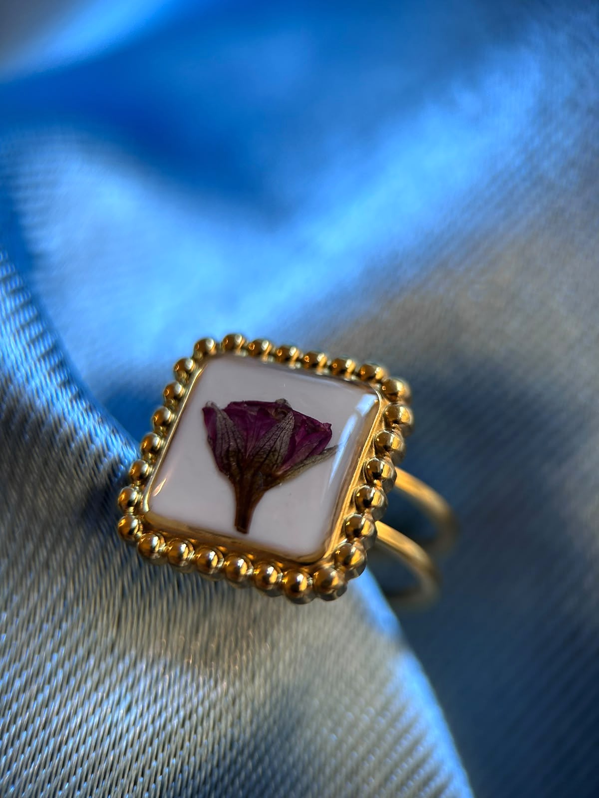 Bague doré ajustable avec fleurs naturelles séchées - bague carré