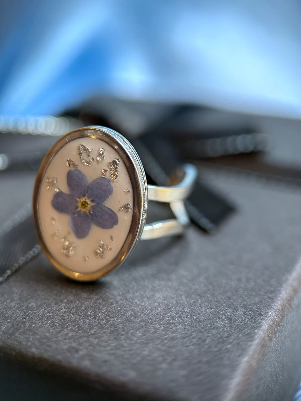 Bague ajustable argenté avec des vraies fleurs séchées
